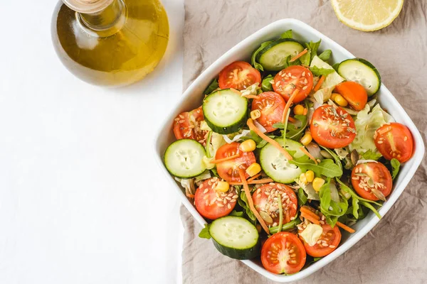 Plat de salade fraîche savoureuse, saine alimentation, régime alimentaire, végétarien — Photo