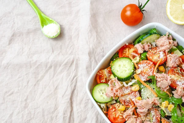 Plat de salade fraîche savoureuse, saine alimentation, régime alimentaire, végétarien — Photo
