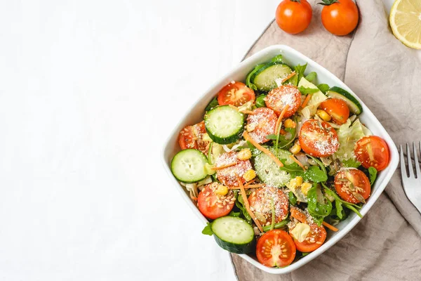 Disposición plana de ensalada sabrosa fresca, alimentación saludable, dieta, vegetariano — Foto de Stock