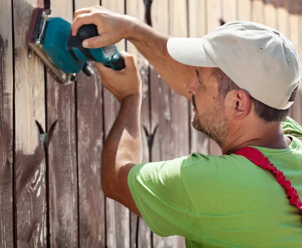 Sideview Worker Using Vibrating Sander Machine Scraping Old Paint Wooden — Stock Photo, Image