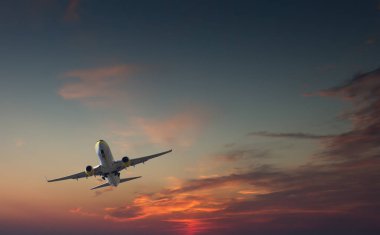 Yolcu uçağının kalkış ya da dramatik kırmızı mavi gökyüzü - iniş takımı yarım dışarı ile karşı açılış