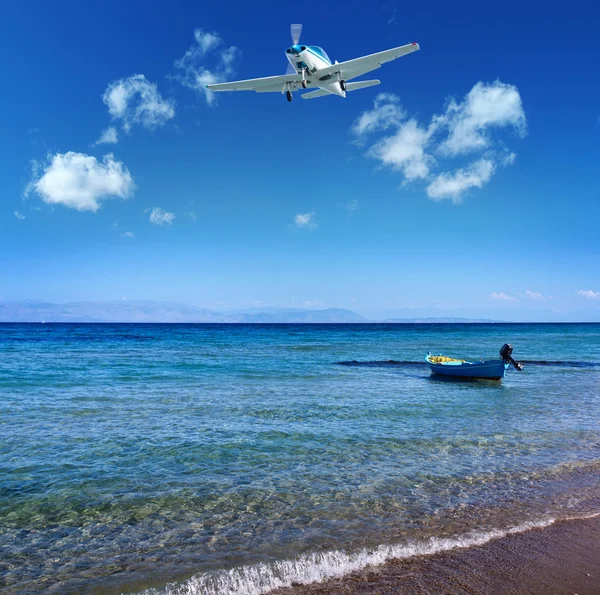 Liten Båt Nära Stranden Vid Medelhavet Korfu Grekland — Stockfoto