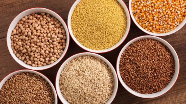 Tüm gıdalar diyet Bankası - çeşitli bowlson kahverengi tablosundaki tohum, sağlıklı yaşam için temel - üstten görünüm, yakın çekim