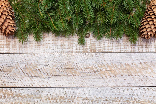 季節との休日の装飾背景にモミの枝 古い木製のテーブルの上の円錐形 — ストック写真