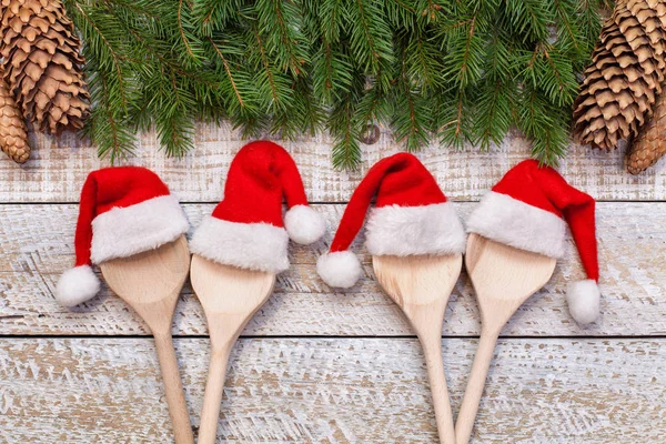 Concepto Comida Fiesta Navidad Con Cucharas Madera Con Sombreros Santa — Foto de Stock