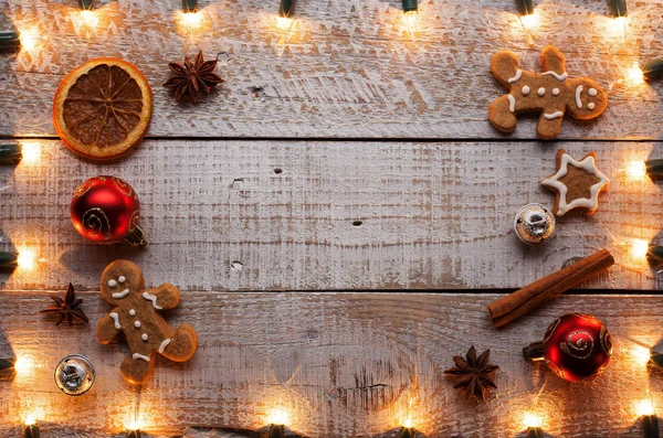 Juldekorationer Och Cookies Inställning Gamla Träbord Ovanifrån Med Kopia Utrymme — Stockfoto