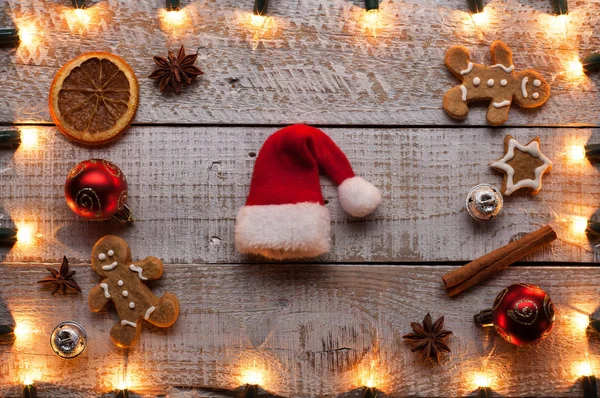 Kerstversiering Cookies Instellen Gehavende Witte Tafel Omlijst Door Oude Kerstverlichting — Stockfoto