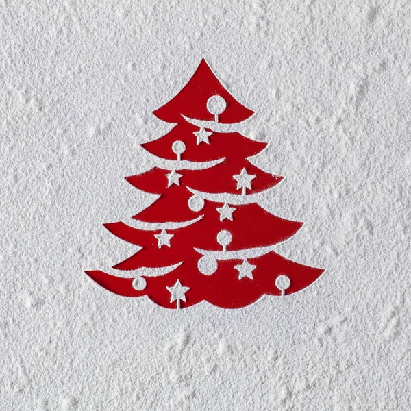 圣诞卡与圣诞树画在面粉在红色的桌子上 复制空间在美好的纹理白色 — 图库照片