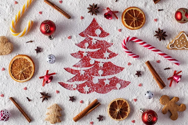 Biscotti Natale Ingredienti Decorazioni Sfondo Con Albero Natale Disegno Farina — Foto Stock