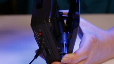 Kadın eller yukarı bir kompakt müzik kaset eski retro taşınabilir oyuncu - closeup parmak ve walkman, kamera tilt üzerinde yerleştirin