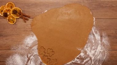 Tatil sezonu - stop motion animasyon, kapanış kamera için zencefilli kurabiye yapma üstten görünüm