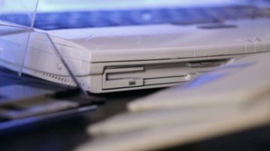 El eklemek disket içine dizüstü bilgisayar - retro teknoloji, portre, statik kamera