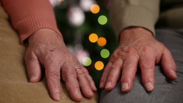 Mãos Sênior Mulher Homem Descansando Frente Árvore Natal Esperando Conceito — Vídeo de Stock