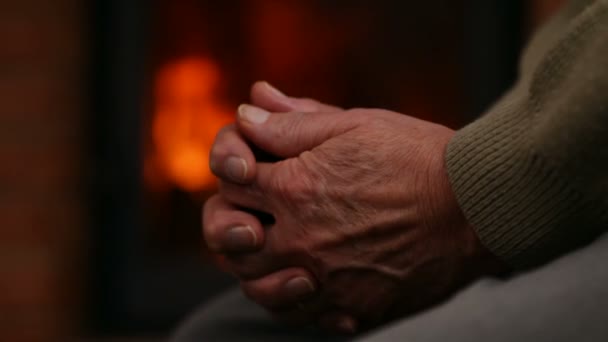 Старшие Руки Женщины Мужчины Перед Камином Утешение Друг Друга Старости — стоковое видео