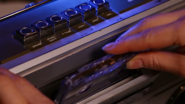妇女手安置一个紧凑的音乐盒磁带在老复古播放器 特写镜头 — 图库视频影像
