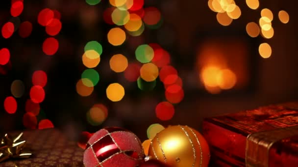 圣诞小东西和包裹的礼物在壁炉和模糊的圣诞树前 滑动相机 极端特写镜头 — 图库视频影像