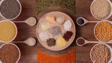 Ücretsiz Gluten diyet seçenekler - çeşitli tohum ve hububat tahta kaşıklar, kaseler ve dönen plaka, stop motion animasyon