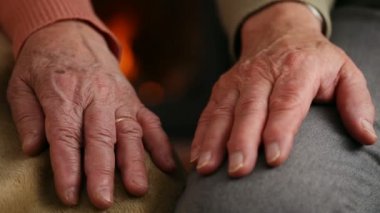 Üst düzey kadın ve elinde şöminenin önünde - holding adam yaşlılık kavramı, portre, kamera dolly