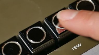 Eski retro kaset müzik oyuncu düğmeleri - iterek geri sarma sonra Dur, makro closeup parmak üzerinde kayma kamera