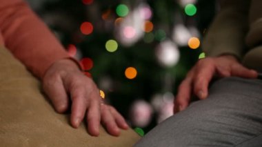 Kıdemli yıl, hala birlikte, yaşlanma iyi kavramı xmas Noel ışıkları önünde - mevcut tüm sonra almak ve vermekle eller