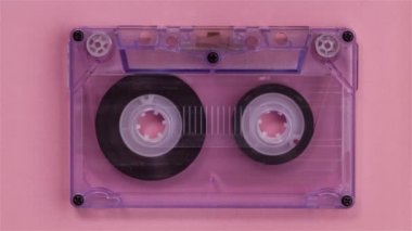Retro müzik kompakt makaralama kaset oynarken, pembe - stop motion animasyon