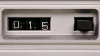 Retro mekanik sayaç sayma ve araştırma sonunda, sabit kamera, portre