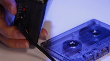 Kadın eller yukarı bir kompakt müzik kaset eski retro taşınabilir oyuncu - closeup parmak ve walkman, kamera tilt üzerinde yerleştirin