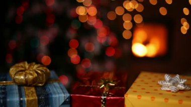 Üç Noel hediyeleri statik kamera, aşırı closeup şömine ve bulanık xmas ağacı - önünde