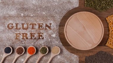 Ücretsiz Gluten diyet seçenekler - çeşitli tohum ve hububat tahta kaşıklar içinde un, stop motion animasyon yazma ile