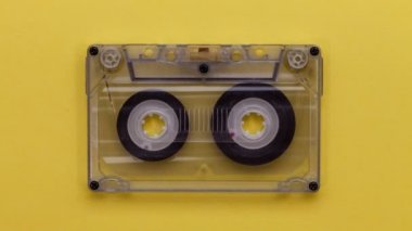 Retro müzik kompakt makaralama kaset, sarı arka plan üzerinde - oynarken durdurmak motion animasyon