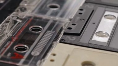 Retro müzik kompakt kaset bir tabloda, kamera yavaş yavaş yukarıda, sığ derinlik kayar