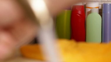 El banyo musluk - makro closeup, yönlendirmesi su açma