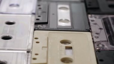 Retro müzik kompakt kaset bir tabloda, kamera yavaş yavaş yukarıda, sığ derinlik kayar