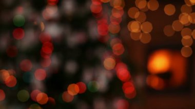 Noel hediyeleri şömine ve bulanık xmas ağacı akşam - uzaklaştırma ve ön plan üzerinde odaklanan kamera ışıkları önünde