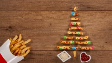 Bir Noel ağacı oluşturan patates kızartması ketçap yapılmış renkli ışıklarla dekore edilmiş