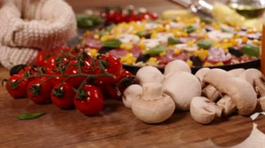 Malzemelerle yuvarlak tavada pizza çevresinde kamera hamle yan - portre, ön plan malzemelerin üzerine odaklanmak