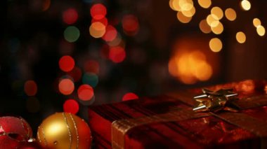 Noel baubles ve şömine ve bulanık xmas ağacı - önünde sarılmış hediye statik kamera, aşırı closeup