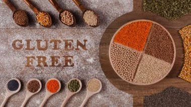 Ücretsiz Gluten diyet seçenekler - çeşitli tohum ve hububat tahta kaşıklar içinde un, stop motion animasyon yazma ile