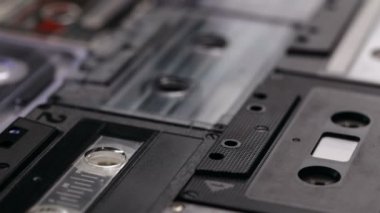 Retro müzik kompakt kaset bir tabloda, kamera yavaş yavaş yukarıda, sığ derinlik kayar