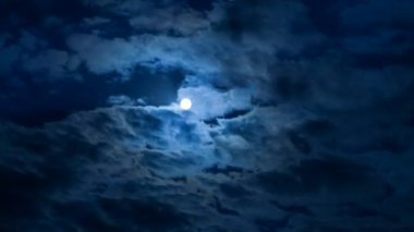 Dolunay gece gökyüzü hızlı hareketli bulutlar - timelapse arkasında geçiş