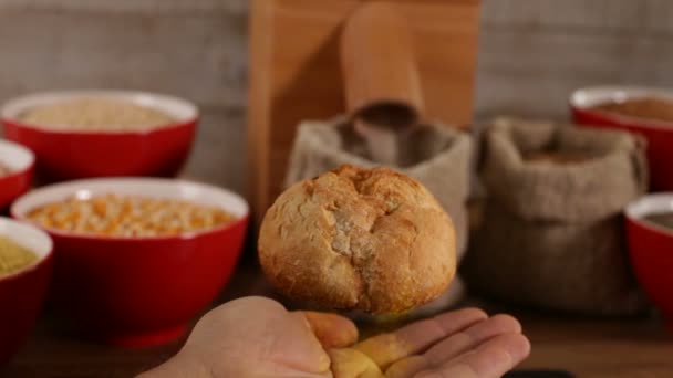 健康新鲜面包和烘焙产品的奇迹 面包漂浮在男性手 桌面磨坊工作的背景下 相机幻灯片 — 图库视频影像