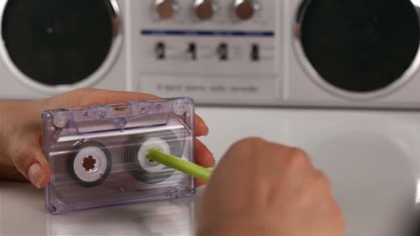 Les Mains Femme Rembobinent Une Cassette Audio Aide Stylo Lecteur — Video