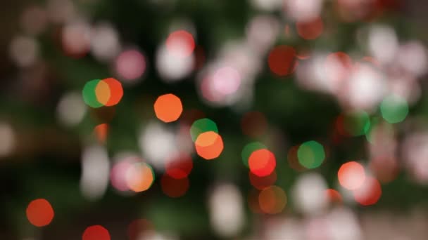 男性の手が女性手 クローズ アップ 静的なカメラ バック グラウンドでぼやけてクリスマス ライトへのクリスマス プレゼントを与える — ストック動画