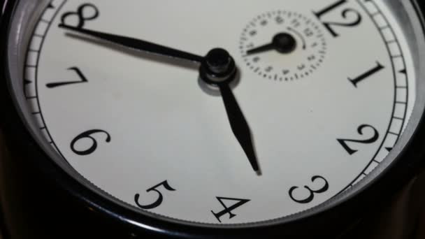 特写镜头慢慢旋转的时钟脸与快速移动的时钟手 时间用完的概念 时间流逝 — 图库视频影像