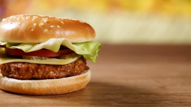 Hamburger Table Shallow Depth Field Closeup Camera Slide Revealing Copy — Stock Video