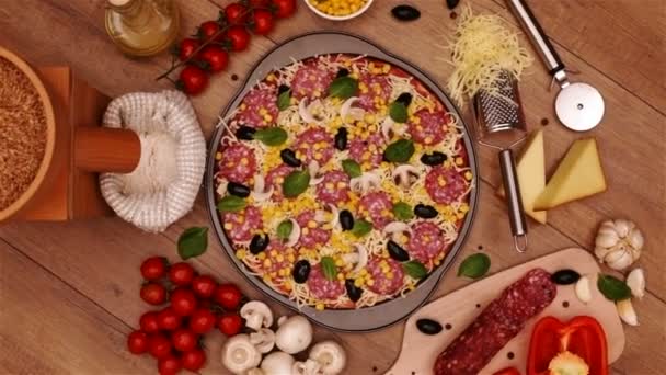 Камера Вращается Над Домашней Вкусной Пиццей Круглой Сковороде Свежими Ингредиентами — стоковое видео