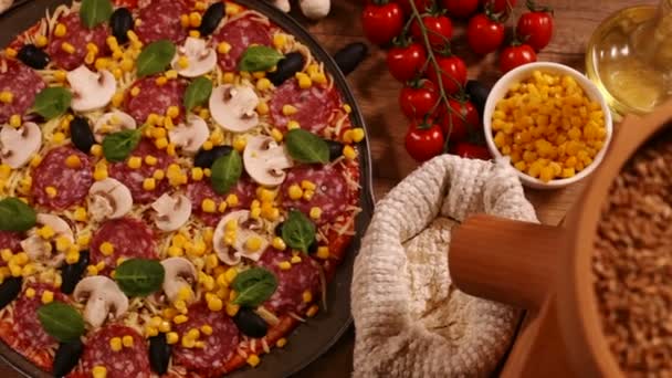 Camera Alunecă Deasupra Unei Pizza Delicioase Casă Tigaie Rotundă Ingrediente — Videoclip de stoc