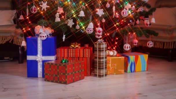 Montón Regalos Colores Que Aparecen Bajo Árbol Navidad Con Luces — Vídeos de Stock