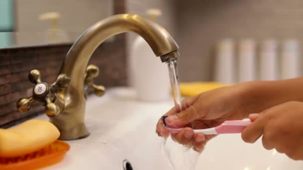 Lavado Manos Niños Cepillo Dientes Primer Plano Zona Del Grifo — Vídeo de stock