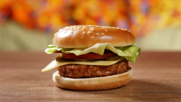 Hamburger Stole Mělké Hloubky Ostrosti Detailní Záběr Kamera Snímku Sledovat — Stock video
